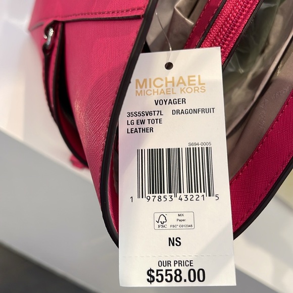 Michael Kors Voyager Large Saffiano Leather Tote Bag
Dragonfruit 
NWT - Picture 13 of 16